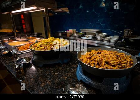 Il lussuoso buffet dell'hotel offre un'appetitosa selezione di piatti caldi di pasta e altre delizie gourmet Foto Stock