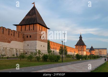 Vista delle antiche torri del Cremlino di Tula la la mattina presto di luglio. Tula, Russia Foto Stock