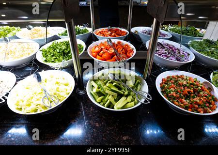 varietà di piatti e spuntini, disposti splendidamente su un tavolo in un hotel di lusso all-inclusive. perfetto per l'uso nel settore alimentare, dei viaggi e del lusso Foto Stock