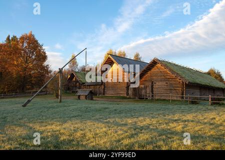 BUGROVO, RUSSIA - 18 OTTOBRE 2024: Ricostruzione di una vecchia tenuta contadina in una soleggiata mattina di ottobre. Museo del villaggio di Pushkin. Pushkinskie Gory Foto Stock