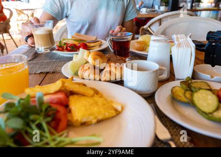 la colazione tradizionale viene servita in un hotel di lusso, che mostra il ricco patrimonio culinario e l'opulenta atmosfera dell'hotel Foto Stock