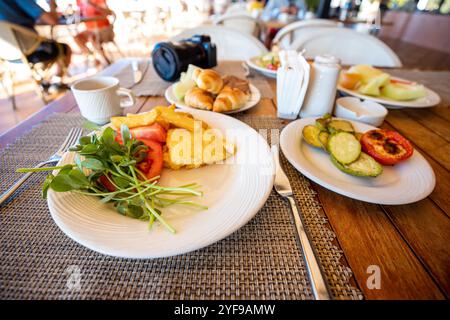 la colazione tradizionale viene servita in un hotel di lusso, che mostra il ricco patrimonio culinario e l'opulenta atmosfera dell'hotel Foto Stock