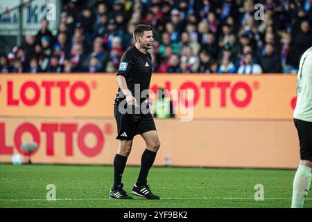 Schiedsrichter Frank Willenborg GER, Holstein Kiel contro 1. FC Heidenheim, Fussball, Bundesliga, Spieltag 9, Saison 2024/25, LE NORMATIVE DFL del 02.11.2024 VIETANO QUALSIASI USO DI FOTOGRAFIE COME SEQUENZE DI IMMAGINI E/O QUASI-VIDEO foto: Eibner-Pressefoto/Marcel von Fehrn Foto Stock