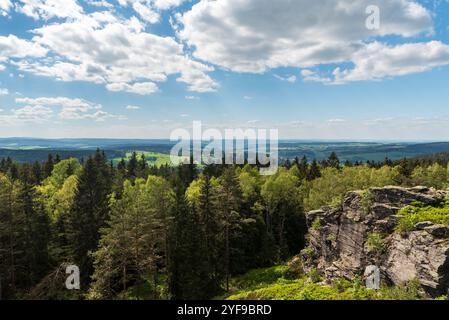 Vista dalla collina di Vysoky kamen nella parte più occidentale delle montagne di Krusne hory nella repubblica Ceca vicino ai confini con la Sassonia durante la splendida giornata primaverile Foto Stock