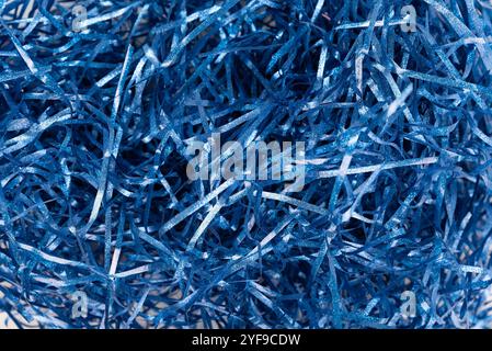 Riempitivo per coriandoli in scatola su sfondo bianco Foto Stock