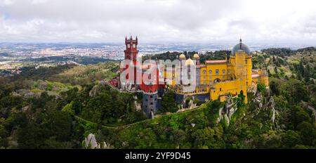 Palazzo Nazionale di pena, regione di Sintra, Lisbona. Panorama aereo dei droni di luoghi famosi in Portogallo Foto Stock