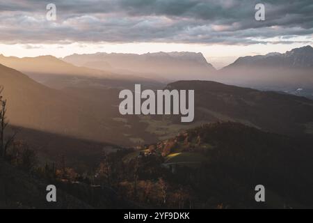 AM Gipfel des Gaisberges zu Sonnenaufgang mit Blick auf die umliegende Berglandschaft und die Stadt Salzburg mit Nebelschwaden im herbst AM 22.10.2024. // in cima al Gaisberg all'alba, con vista sul paesaggio montano circostante e sulla città di Salisburgo con ciuffi di nebbia in autunno il 22 ottobre 2024. - 20241022 PD22156 credito: APA-PictureDesk/Alamy Live News Foto Stock