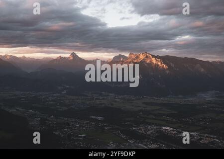 AM Gipfel des Gaisberges zu Sonnenaufgang mit Blick auf die umliegende Berglandschaft und die Stadt Salzburg mit Nebelschwaden im herbst AM 22.10.2024. // in cima al Gaisberg all'alba, con vista sul paesaggio montano circostante e sulla città di Salisburgo con ciuffi di nebbia in autunno il 22 ottobre 2024. - 20241022 PD22154 credito: APA-PictureDesk/Alamy Live News Foto Stock