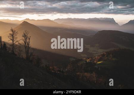 AM Gipfel des Gaisberges zu Sonnenaufgang mit Blick auf die umliegende Berglandschaft und die Stadt Salzburg mit Nebelschwaden im herbst AM 22.10.2024. // in cima al Gaisberg all'alba, con vista sul paesaggio montano circostante e sulla città di Salisburgo con ciuffi di nebbia in autunno il 22 ottobre 2024. - 20241022 PD22153 credito: APA-PictureDesk/Alamy Live News Foto Stock