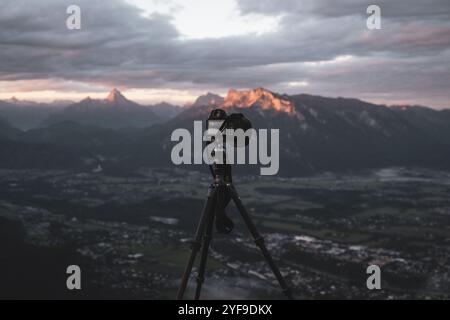 AM Gipfel des Gaisberges zu Sonnenaufgang mit Blick auf die umliegende Berglandschaft und die Stadt Salzburg mit Nebelschwaden im herbst AM 22.10.2024. // in cima al Gaisberg all'alba, con vista sul paesaggio montano circostante e sulla città di Salisburgo con ciuffi di nebbia in autunno il 22 ottobre 2024. - 20241022 PD22152 credito: APA-PictureDesk/Alamy Live News Foto Stock