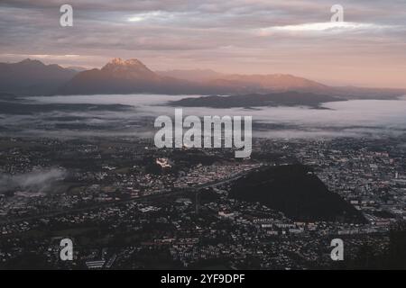 AM Gipfel des Gaisberges zu Sonnenaufgang mit Blick auf die umliegende Berglandschaft und die Stadt Salzburg mit Nebelschwaden im herbst AM 22.10.2024. // in cima al Gaisberg all'alba, con vista sul paesaggio montano circostante e sulla città di Salisburgo con ciuffi di nebbia in autunno il 22 ottobre 2024. - 20241022 PD22155 credito: APA-PictureDesk/Alamy Live News Foto Stock