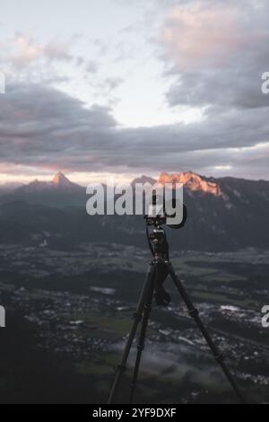 AM Gipfel des Gaisberges zu Sonnenaufgang mit Blick auf die umliegende Berglandschaft und die Stadt Salzburg mit Nebelschwaden im herbst AM 22.10.2024. // in cima al Gaisberg all'alba, con vista sul paesaggio montano circostante e sulla città di Salisburgo con ciuffi di nebbia in autunno il 22 ottobre 2024. - 20241022 PD22150 credito: APA-PictureDesk/Alamy Live News Foto Stock