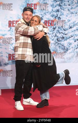 Eugen Kazakov mit Ehefrau Dagi Bee bei der Premiere des Kinofilms "Red One" im UCI Luxe. Berlino, 03.11.2024 Foto Stock