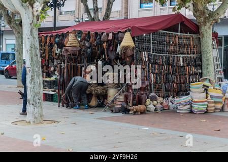 Mercato di strada con colorate decorazioni medievali della fiera a Barcellona, in Spagna, durante le celebrazioni del festival autunnale Foto Stock