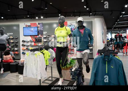 KUALA LUMPUR, MALESIA - 15 MARZO 2023: Manichini vestiti visti al negozio Under Armour di Kuala Lumpur Foto Stock