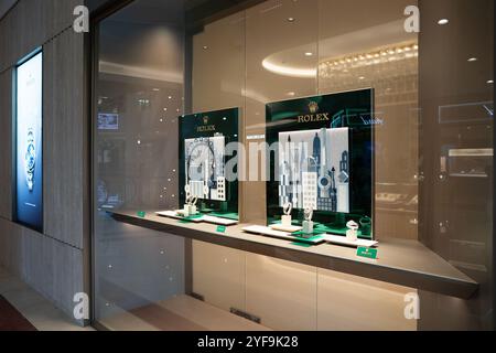 KUALA LUMPUR, MALESIA - 15 MARZO 2023: Orologi Rolex in mostra al centro commerciale Suria KLCC di Kuala Lumpur. Foto Stock