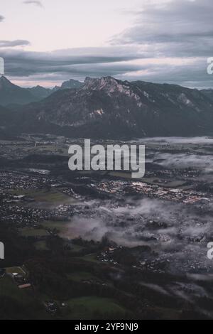 AM Gipfel des Gaisberges zu Sonnenaufgang mit Blick auf die umliegende Berglandschaft und die Stadt Salzburg mit Nebelschwaden im herbst AM 22.10.2024. // in cima al Gaisberg all'alba, con vista sul paesaggio montano circostante e sulla città di Salisburgo con ciuffi di nebbia in autunno il 22 ottobre 2024. - 20241022 PD22162 Foto Stock