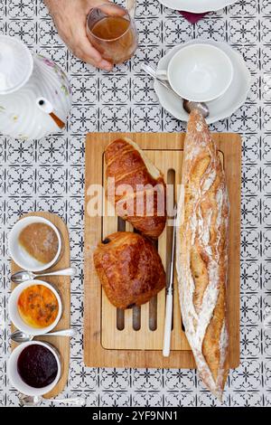 Direttamente sopra il bicchierino di pane tenuto sul tavolo della colazione Foto Stock