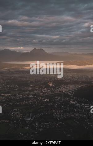 AM Gipfel des Gaisberges zu Sonnenaufgang mit Blick auf die umliegende Berglandschaft und die Stadt Salzburg mit Nebelschwaden im herbst AM 22.10.2024. // in cima al Gaisberg all'alba, con vista sul paesaggio montano circostante e sulla città di Salisburgo con ciuffi di nebbia in autunno il 22 ottobre 2024. - 20241022 PD22157 credito: APA-PictureDesk/Alamy Live News Foto Stock