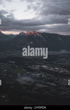 AM Gipfel des Gaisberges zu Sonnenaufgang mit Blick auf die umliegende Berglandschaft und die Stadt Salzburg mit Nebelschwaden im herbst AM 22.10.2024. // in cima al Gaisberg all'alba, con vista sul paesaggio montano circostante e sulla città di Salisburgo con ciuffi di nebbia in autunno il 22 ottobre 2024. - 20241022 PD22159 credito: APA-PictureDesk/Alamy Live News Foto Stock