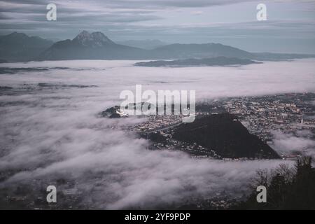 AM Gipfel des Gaisberges zu Sonnenaufgang mit Blick auf die umliegende Berglandschaft und die Stadt Salzburg mit Nebelschwaden im herbst AM 22.10.2024. // in cima al Gaisberg all'alba, con vista sul paesaggio montano circostante e sulla città di Salisburgo con ciuffi di nebbia in autunno il 22 ottobre 2024. - 20241022 PD22158 credito: APA-PictureDesk/Alamy Live News Foto Stock