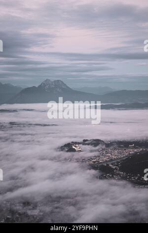 AM Gipfel des Gaisberges zu Sonnenaufgang mit Blick auf die umliegende Berglandschaft und die Stadt Salzburg mit Nebelschwaden im herbst AM 22.10.2024. // in cima al Gaisberg all'alba, con vista sul paesaggio montano circostante e sulla città di Salisburgo con ciuffi di nebbia in autunno il 22 ottobre 2024. - 20241022 PD22160 credito: APA-PictureDesk/Alamy Live News Foto Stock