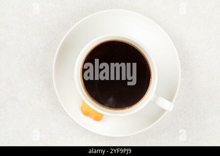 Tazza bianca di caffè nero appena estratto Foto Stock
