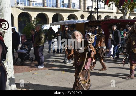 Logroño, la Rioja, Spagna. 3° romanziere 2024. Artisti di strada medievali e ballerini che si divertono durante il festival storico, con musica dal vivo. Foto Stock