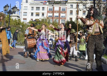 Logroño, la Rioja, Spagna. 3° romanziere 2024. Artisti di strada medievali e ballerini che si divertono durante il festival storico, con musica dal vivo. Foto Stock