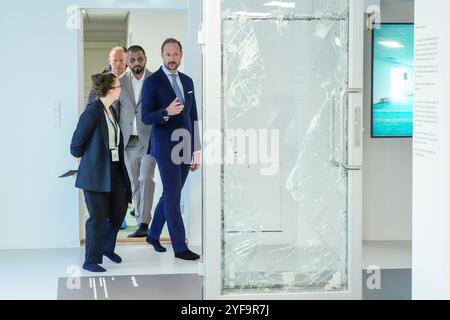 Baerum 20241104. Il principe ereditario norvegese Haakon visita la moschea al-Noor e il centro di memoria e apprendimento Stiftelsen del 10 agosto e incontra i giovani musulmani nella moschea. La fondazione è stata fondata dopo l'attacco terroristico contro la moschea al-Noor di Bærum e l'omicidio di Johanne Zhangjia Ihle-Hansen il 10 agosto 2019. Foto: Terje Pedersen / NTB Foto Stock