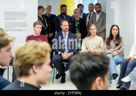 Baerum 20241104. Il principe ereditario norvegese Haakon visita la moschea al-Noor e il centro di memoria e apprendimento Stiftelsen del 10 agosto e incontra i giovani musulmani nella moschea. La fondazione è stata fondata dopo l'attacco terroristico contro la moschea al-Noor di Bærum e l'omicidio di Johanne Zhangjia Ihle-Hansen il 10 agosto 2019. Foto: Terje Pedersen / NTB Foto Stock