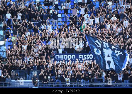 Napoli, Lazio. 3 novembre 2024. Tifosi del Napoli durante la partita di serie A tra Napoli e Atalanta allo stadio Maradona, Napoli, Italia, 3 novembre 2024. Credito AllShotLive: SIPA USA/Alamy Live News Foto Stock