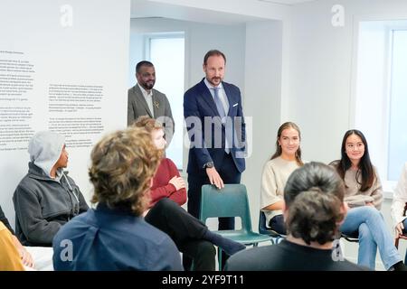 Baerum 20241104. Il principe ereditario norvegese Haakon visita la moschea al-Noor e il centro di memoria e apprendimento Stiftelsen del 10 agosto e incontra i giovani musulmani nella moschea. La fondazione è stata fondata dopo l'attacco terroristico contro la moschea al-Noor di Bærum e l'omicidio di Johanne Zhangjia Ihle-Hansen il 10 agosto 2019. Foto: Terje Pedersen / NTB Foto Stock