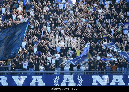 Napoli, Lazio. 3 novembre 2024. Tifosi del Napoli durante la partita di serie A tra Napoli e Atalanta allo stadio Maradona, Napoli, Italia, 3 novembre 2024. Credito AllShotLive: SIPA USA/Alamy Live News Foto Stock