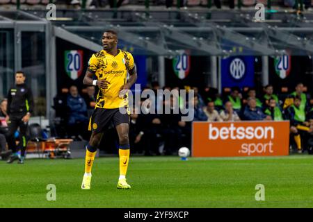 Marcus Thuram in azione durante la partita di serie A tra FC Internazionale e Venezia FC il 3 novembre 2024 allo Stadio Giuseppe Meazza di Milano Foto Stock