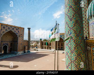 Samarcanda, Uzbekistan, vista aerea di Piazza Registan. Traduzione sulla moschea: "Madrasa Ulugh Beg e Madrasa Tilya-Kori". Touri popolare Foto Stock