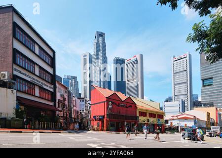 Singapore - 16 agosto 2024: Vista dello skyline di Singapore da Clarke Quay. Moderni ed alti edifici e negozi vicino a Chinatown Foto Stock