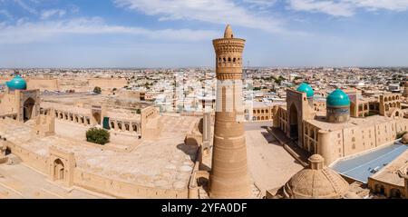 Bukhara, Uzbekistan Vista panoramica aerea della Madrasa Mir-i-Arab del minareto Kalyan e della Moschea poi Kalyan. Popolare destinazione di viaggio in Asia Foto Stock