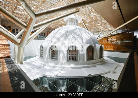 Singapore - 16 agosto 2024: Vista interna della Galleria Nazionale. La più grande collezione pubblica al mondo di Singapore e arte del sud-est asiatico Foto Stock