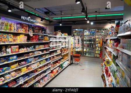 BANGKOK, THAILANDIA - 27 OTTOBRE 2023: Vendita di merci all'interno di un negozio 7-Eleven a Bangkok. 7-Elevenis è una catena di minimarket. Foto Stock