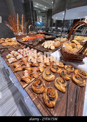 Colazione a buffet, colazione in hotel di lusso, brunch con famiglia al ristorante Foto Stock