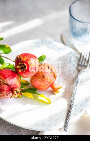 Tavolo con melograno maturo proveniente dal frutteto Foto Stock