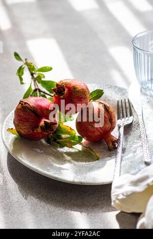 Tavolo con melograno maturo proveniente dal frutteto Foto Stock