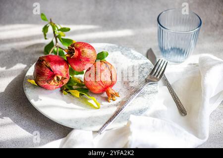 Tavolo con melograno maturo proveniente dal frutteto Foto Stock