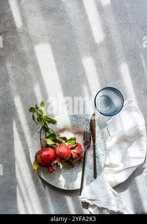 Tavolo con melograno maturo proveniente dal frutteto Foto Stock