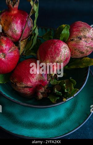 Tavolo con melograno maturo proveniente dal frutteto Foto Stock