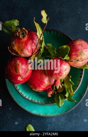 Tavolo con melograno maturo proveniente dal frutteto Foto Stock