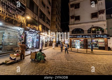 JEDDAH, ARABIA SAUDITA - 15 NOVEMBRE 2021: Vista notturna di una strada di al Balad, centro storico di Jeddah, Arabia Saudita Foto Stock