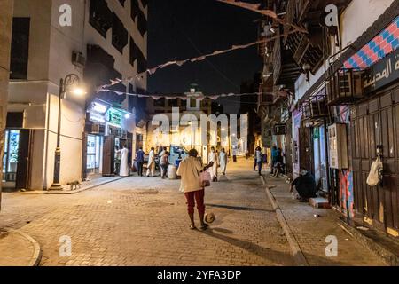 JEDDAH, ARABIA SAUDITA - 15 NOVEMBRE 2021: Vista notturna di una strada di al Balad, centro storico di Jeddah, Arabia Saudita Foto Stock