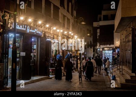 JEDDAH, ARABIA SAUDITA - 15 NOVEMBRE 2021: Vista notturna di una strada di al Balad, centro storico di Jeddah, Arabia Saudita Foto Stock
